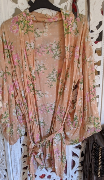 Spell & The Gypsy Kimonos & Dresses, pinks, reds - Picture 4 of 8